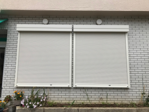 台風・防犯対策に窓シャッター取付